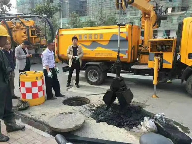 洞口街道：网格员化身“清道夫”，为民解忧疏通“堵心”化粪池