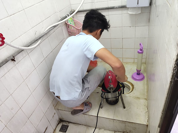 洞口肥皂掉到马桶里把马桶堵住了怎么办？马桶堵住了怎么办