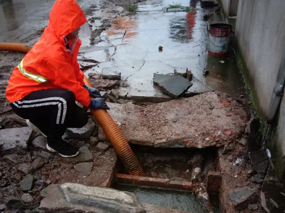 洞口专业清理污水池 炜誉市政以规范流程守护城市 “肠道”