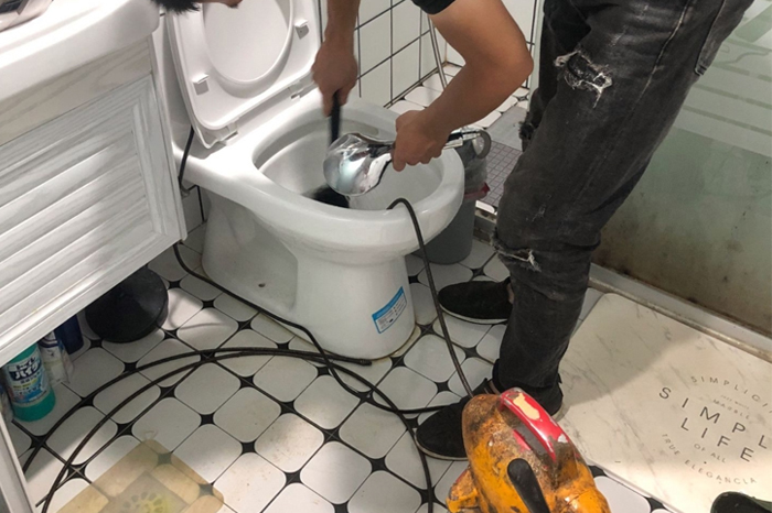 洞口马桶堵塞自己疏通还是找师傅?专业上门服务让你省时更省心