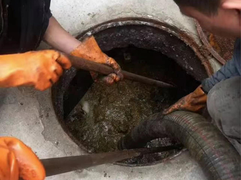 洞口清理化粪池时如何避免沼气的危害?